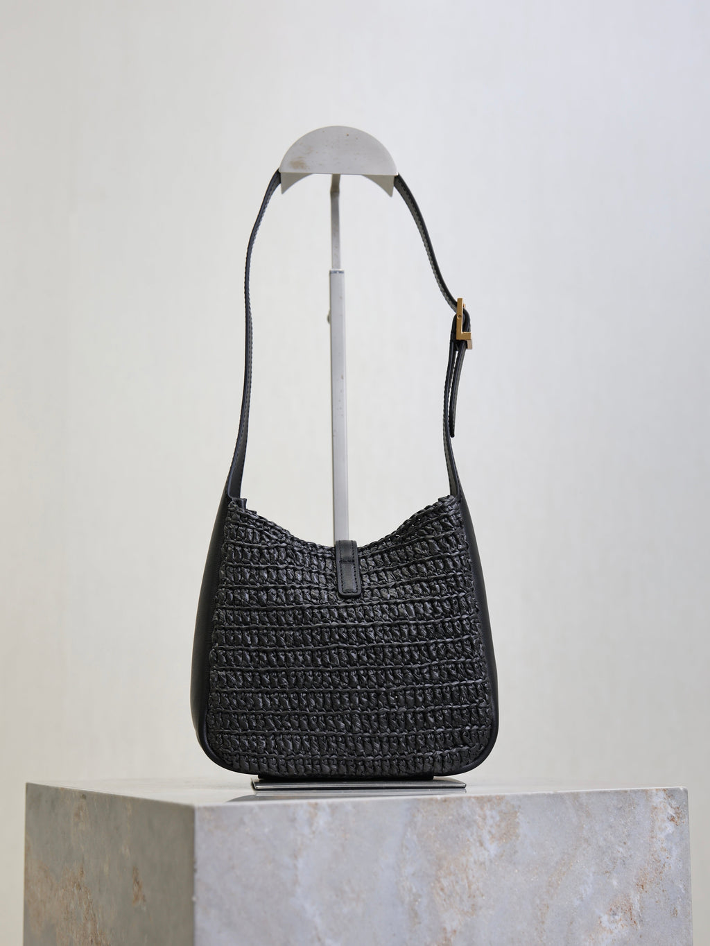 YSL 25S LE 5 À 7 SUPPLE SMALL 16 IN BLACK RAFFIA AND LEATHER GOLD HARDWRE
