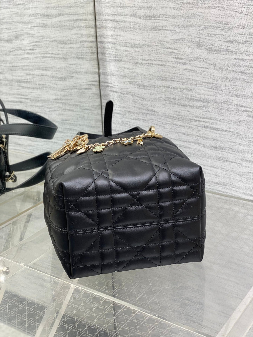 DIOR 25S TOUJOURS VERTICAL TOTE BAG 18 IN BLACK CALFSKIN WITH CHARM BRACELET STRAP