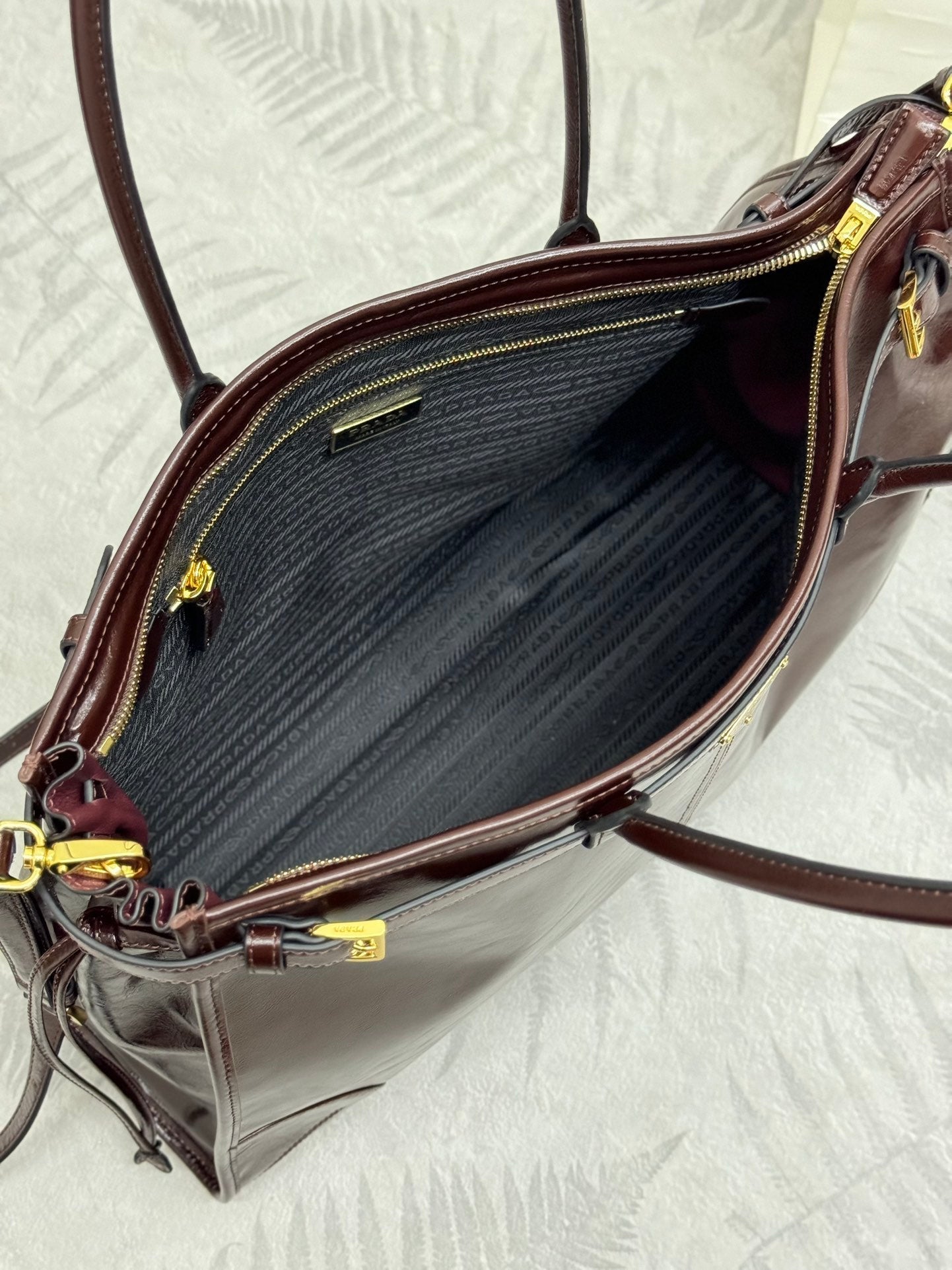PRADA 25S BONNIE EXTRA-LARGE 42 IN RK BROWN GLOSSY CALFSKIN GOLD HARDWARE